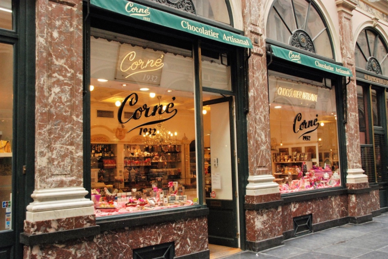 vitrine-PEONE-min_chocolate_chocolaterie_shop_luxury_chic_gallery_brussels_belgium-558146